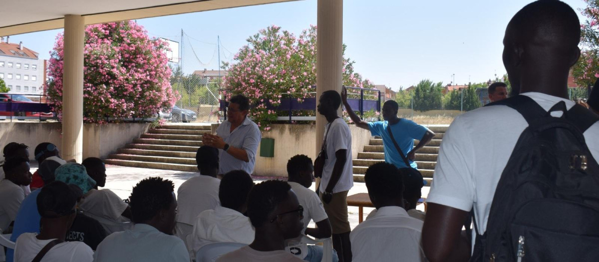 Varios inmigrantes subsaharianos, en el Centro Asistencial San Juan de Dios de Palencia