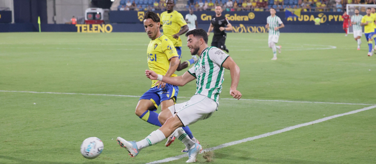 Jacobo pelea por un balón