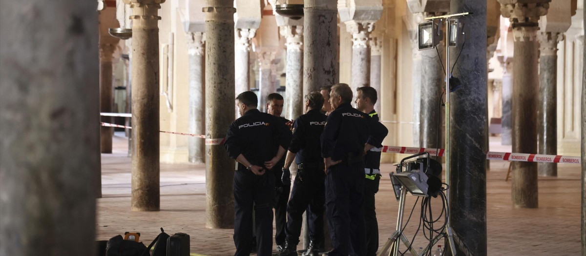 Interior de la Mezquita-Catedral de Córdoba afectado por el incendio ocurrido el pasado viernes, a 9 de agosto de 2025 en Córdoba (Andalucía, España). 
El Ministerio de Cultura ha reivindicado este sábado la activación de forma inmediata del Plan Nacional de Gestión del Riesgo y Emergencias en Patrimonio Cultural en el momento del incendio en la Mezquita-Catedral de Córdoba ocurrido el pasado viernes sobre las 21 horas. El monumento ha sufrido daños en unas bóvedas en la capilla "que han sido restauradas recientemente" con dimensión aproximada de 25 metros, según ha informado el deán de la catedral, Joaquín Alberto Nieva.

Madero Cubero / Europa Press
09/8/2025