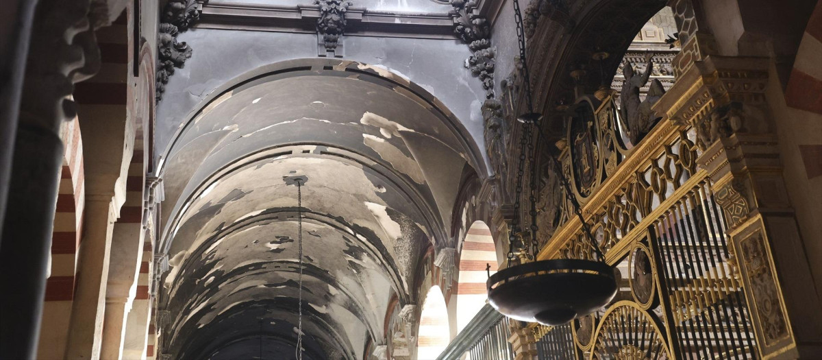 Interior de la Mezquita-Catedral de Córdoba afectado por el incendio ocurrido el pasado viernes, a 9 de agosto de 2025 en Córdoba (Andalucía, España). 
El Ministerio de Cultura ha reivindicado este sábado la activación de forma inmediata del Plan Nacional de Gestión del Riesgo y Emergencias en Patrimonio Cultural en el momento del incendio en la Mezquita-Catedral de Córdoba ocurrido el pasado viernes sobre las 21 horas. El monumento ha sufrido daños en unas bóvedas en la capilla "que han sido restauradas recientemente" con dimensión aproximada de 25 metros, según ha informado el deán de la catedral, Joaquín Alberto Nieva.

Madero Cubero / Europa Press
09/8/2025