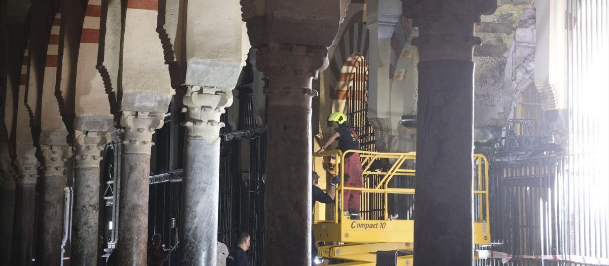 Interior de la Mezquita-Catedral de Córdoba afectado por el incendio ocurrido el pasado viernes, a 9 de agosto de 2025 en Córdoba (Andalucía, España). 
El Ministerio de Cultura ha reivindicado este sábado la activación de forma inmediata del Plan Nacional de Gestión del Riesgo y Emergencias en Patrimonio Cultural en el momento del incendio en la Mezquita-Catedral de Córdoba ocurrido el pasado viernes sobre las 21 horas. El monumento ha sufrido daños en unas bóvedas en la capilla "que han sido restauradas recientemente" con dimensión aproximada de 25 metros, según ha informado el deán de la catedral, Joaquín Alberto Nieva.

Madero Cubero / Europa Press
09/8/2025