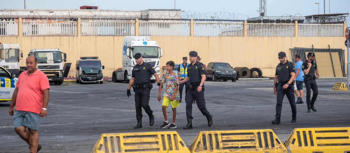 Un menor es trasladado por la Guardia Civil dentro de la 'Operación Feriante' desarrollada en Ceuta