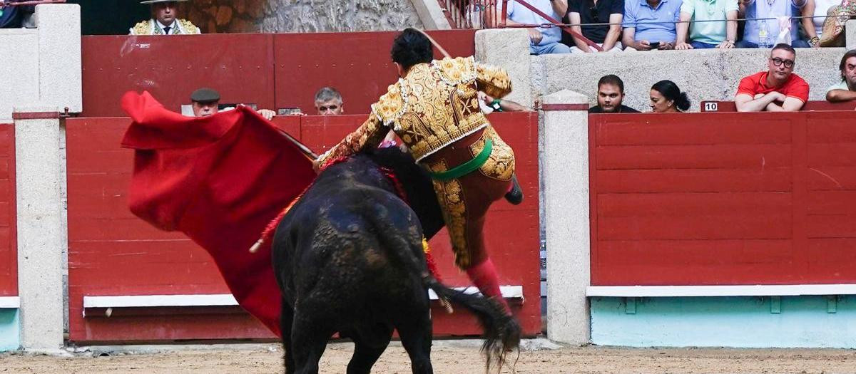 Morante de la Puebla, en el momento de la cogida