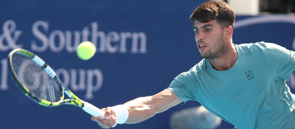 Carlos Alcaraz durante su partido frente al bosnio Damir Dzumhur en segunda ronda del Abierto de Cincinnati