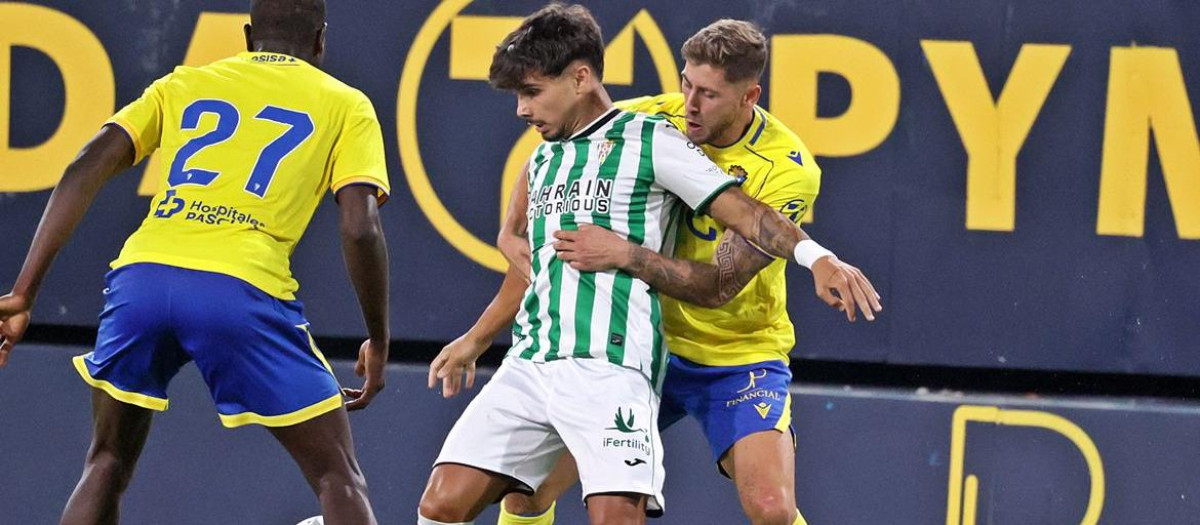 Kevin Medina, en un lance del partido ante el Cádiz