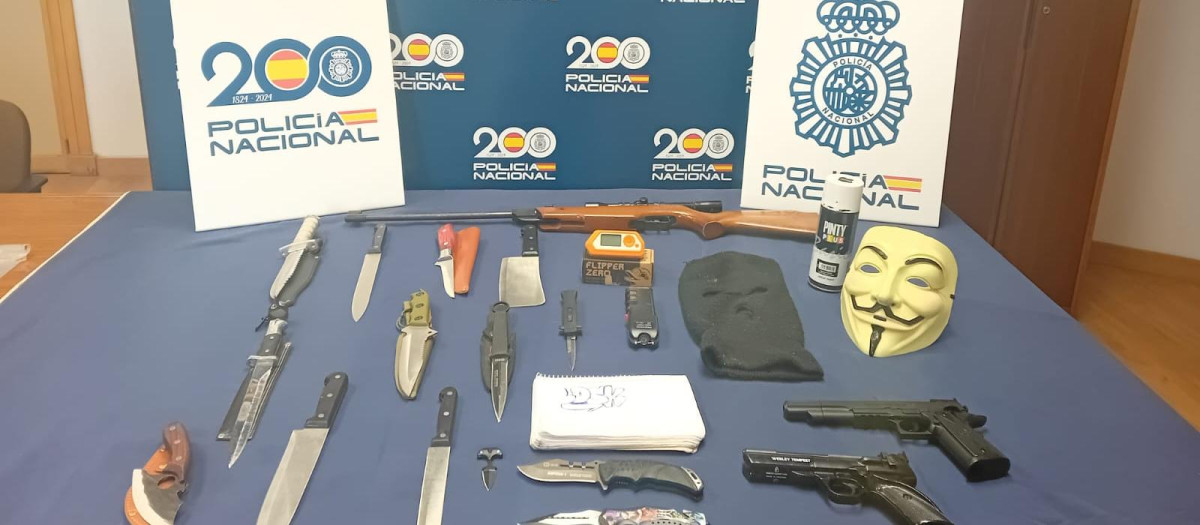 Parte del material incautado en su domicilio