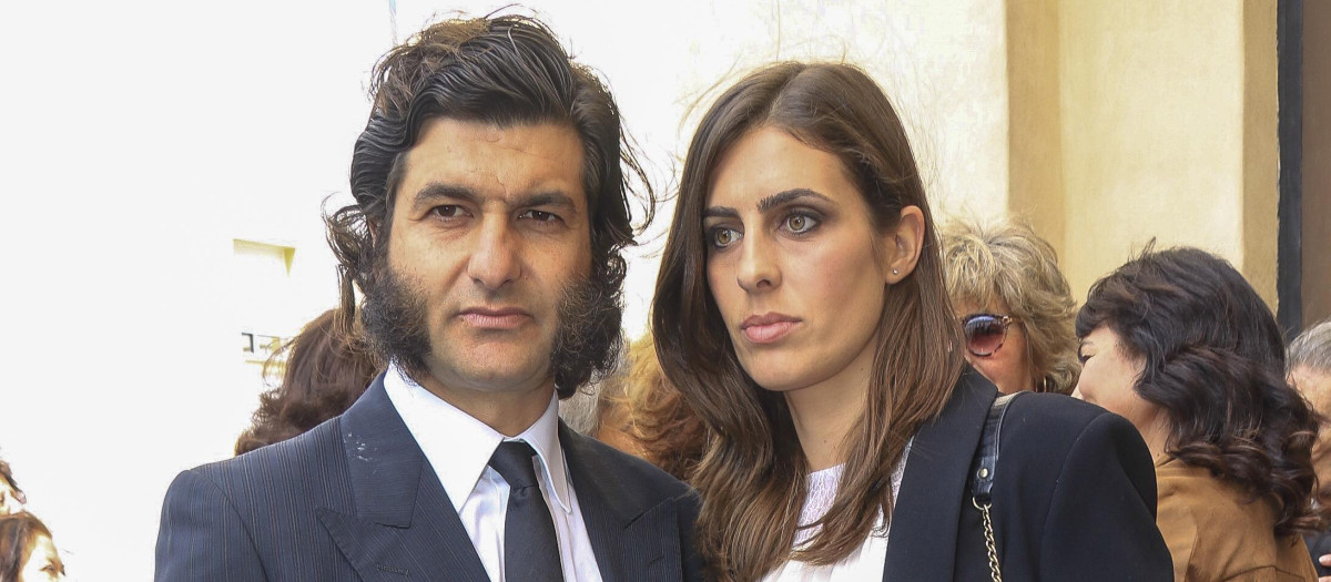 El torero Morante de la Puebla y su mujer Elizabeth Garrido durante el entierro de Ángel Peralta en La Puebla del Río.
08/04/2018
La Puebla del Río, Sevilla