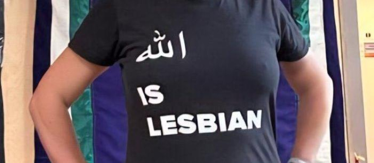 Betty Lachgar con una camiseta que dice que 'Alá es lesbiana'
