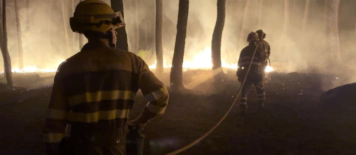 Incendio forestal en el término de San Bartolomé de Pinares (Ávila)