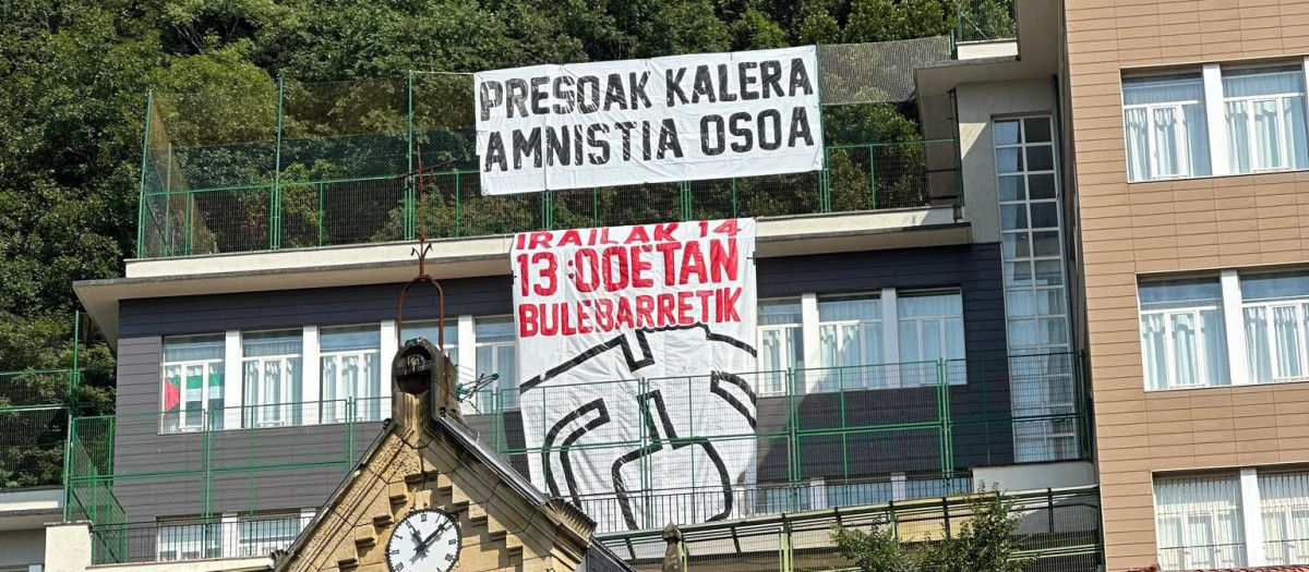 Pancarta colgada en Orixe ikastola