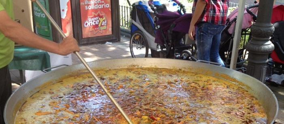 Una de las paellas gigantes que se prepararon en la plaza Don Antonio de Andrés en una pasada edición de las fiestas patronales de Vicálvaro.
