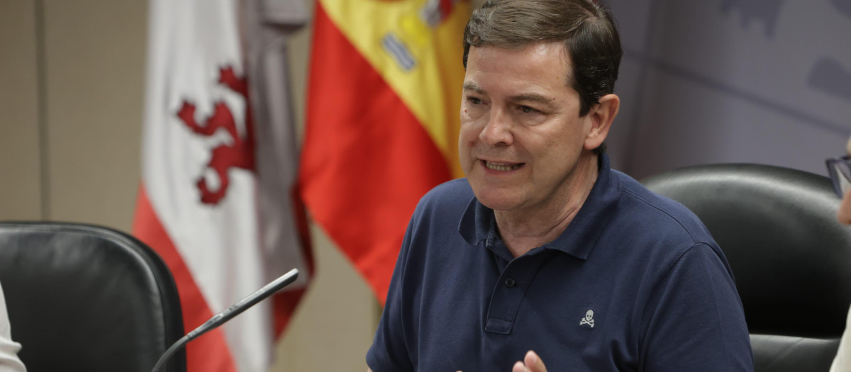 El presidente de la Junta de Castilla y León, Alfonso Fernández Mañueco, la madrugada del lunes, en Zamora