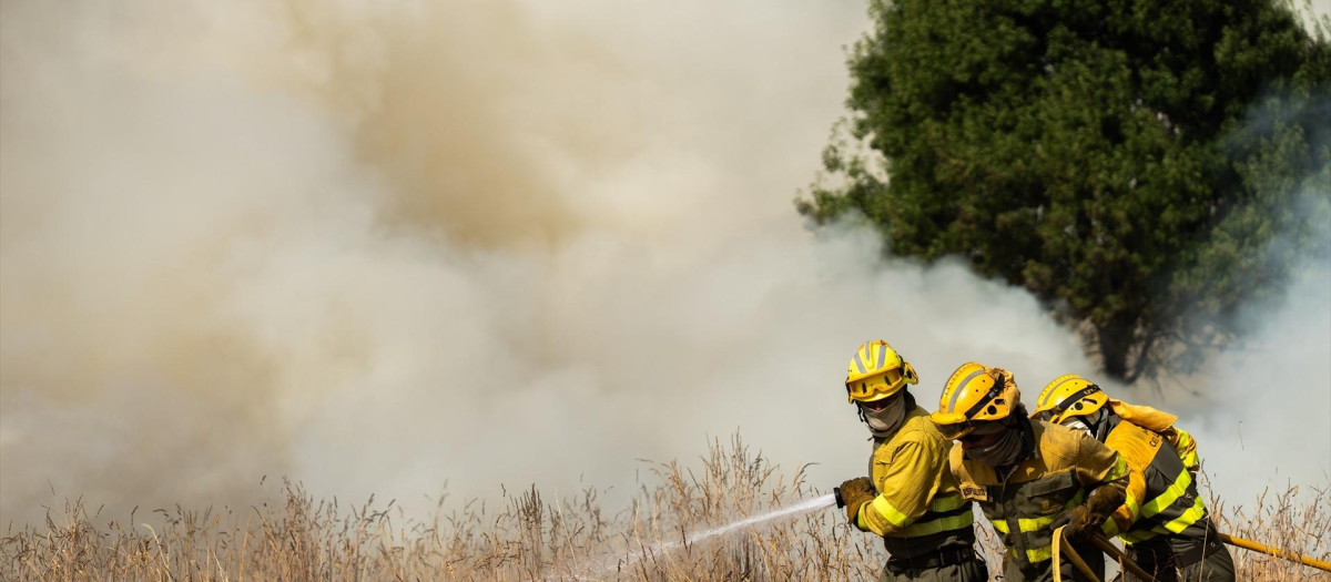 Bomberos trabajan para extinguir el incendio en Molezuelas de la Carballeda, Zamora