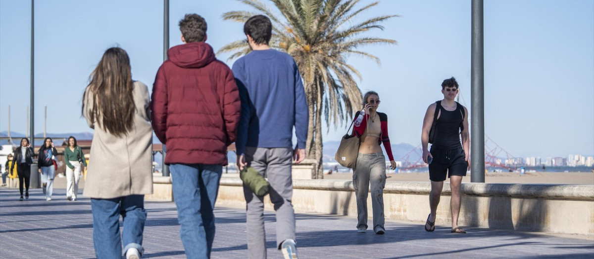 (Foto de ARCHIVO)
Un grupo de personas pasea por el puerto de la playa de la Malvarrosa el día más frío del año, a 21 de enero de 2023, en Valencia, Comunidad Valenciana (España). A partir de hoy, las temperaturas descienden por la llegada de una gélida masa de aire polar que deja los termómetros con mínimas que rondarán los diez grados bajo cero en numerosas provincias españolas. Las heladas han afectado a la mitad nordeste peninsular y la meseta norte, así como en zonas de montaña del resto de la Península. En los Pirineos, las heladas son fuertes y ya se han registrado temperaturas de -10 grados.

Jorge Gil / Europa Press
21 ENERO 2023;VALENCIA;DIA MAS FRIO DEL AÑO;ALERTA TEMPERATURAS
21/1/2023