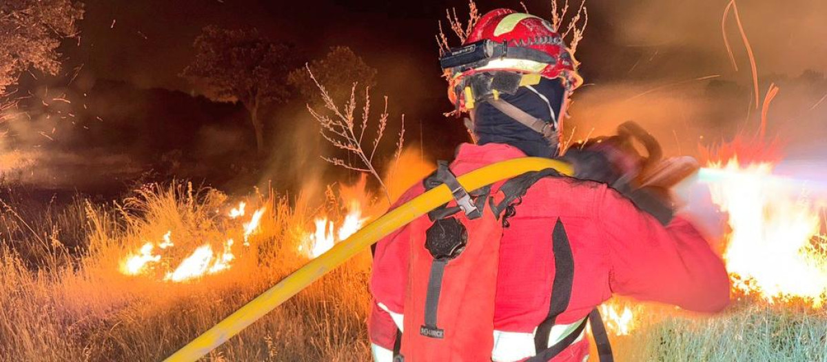 Militares de la Unidad Militar de Emergencias colaborando en el incendio de Tres Cantos (Madrid)