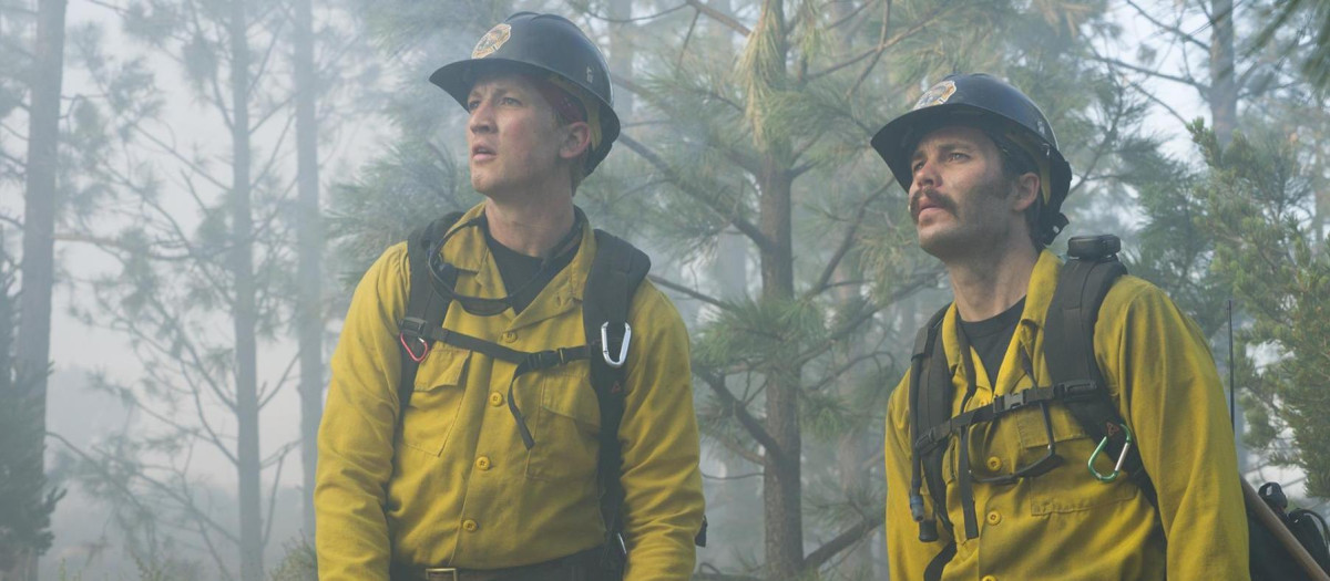 Miles Teller, a la izquierda de la imagen, es uno de los protagonistas de la película Héroes en el infierno
