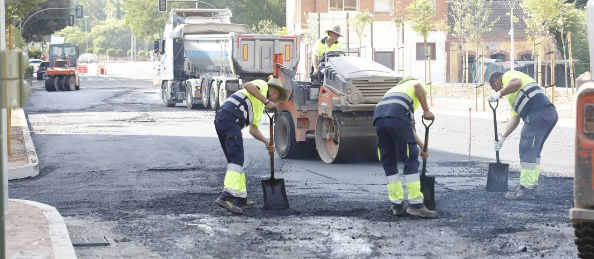 Asfaltado en la avenida de Trassierra