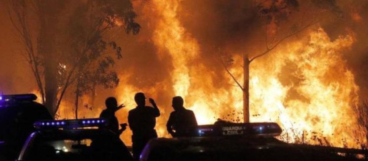 Agentes de la Guardia Civil en uno de los incendios generados en las últimas horas