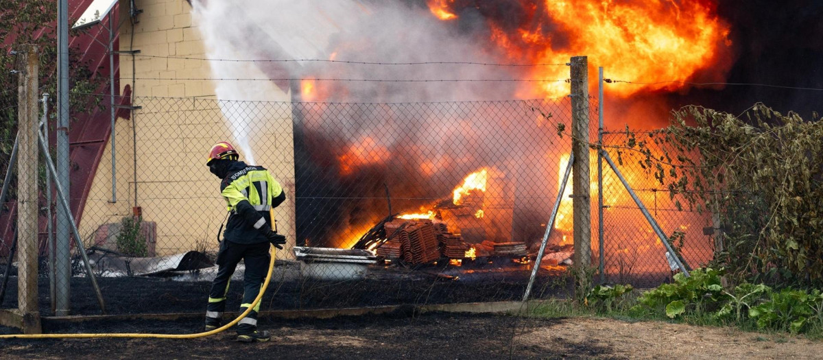 Bomberos continúan los trabajos de extinción para sofocar el incendio de Cubo de Benavente, Zamora