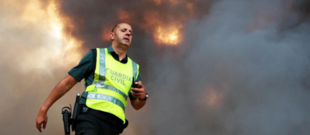 La población de Herreros de Jamuz, evacuada ante el avance de las llamas
