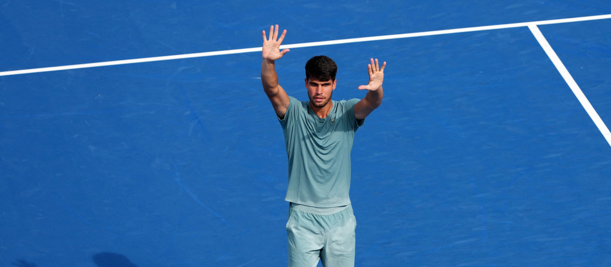 Carlos Alcaraz celebra su victoria ante Hamad Medjedovic