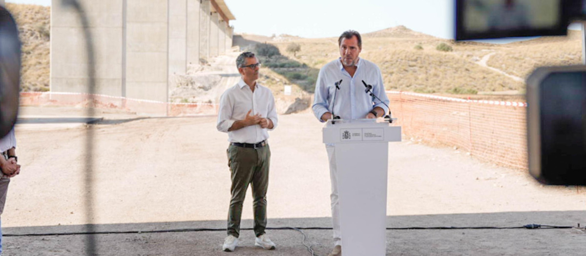 El ministro de Transportes y Movilidad Sostenible, Óscar Puente (d) junto al ministro de la Presidencia, Justicia y Relaciones con las Cortes, Félix Bolaños (i), interviene durante la visitaa a las obras del Viaducto de los Feos, conexión ferroviaria de la linea en Alta Velocidad entre Murcia y Almería. A 13 de agosto de 2025 en Almería (Andalucía, España). La construcción de la línea de alta velocidad (LAV) Murcia-Almería, es un eje estratégico del Corredor Mediterráneo que cuenta con una inversión de 3.500 millones de euros, la línea cuenta con 198 kilómetros (km) de longitud, 90 km de vías en la provincia de Murcia y 108 km en la de Almería.

Marian León / Europa Press
13/8/2025