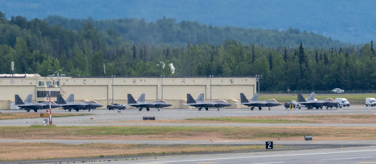 Aviones de combate F-22 Raptors de la Fuerza Aérea de EE.UU. en la Base Aérea Elmendorf de Anchorage, Alaska