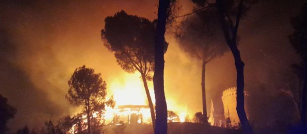 Castillo de Viñuelas, en llamas