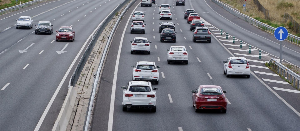 (Foto de ARCHIVO)
Varios coches circulan, con motivo de la operación salida del puente de agosto, en la A5, a 14 de agosto de 2024, en Madrid (España). La Dirección General de Tráfico (DGT) prevé 8,2 millones de desplazamientos de largo recorrido coincidiendo con la operación del 15 de agosto, considerado el puente con más desplazamientos de todo el año. El dispositivo especial de tráfico se ha activado hoy a partir de las 15.00, y se prolongará hasta las 24.00 del próximo domingo. Para estos estos cinco días, están previstos 8.290.000 movimientos de largo recorrido por todas las carreteras de la geografía nacional.

A. Pérez Meca / Europa Press
14 AGOSTO 2024;TRÁFICO;OPERACIÓN SALIDA;PUENTE;15 DE AGOSTO;COCHES;DGT;;PIXELADA
14/8/2024