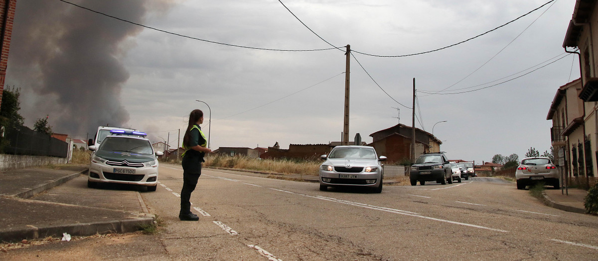 La población de Herreros de Jamuz, evacuada ante el avance de las llamas