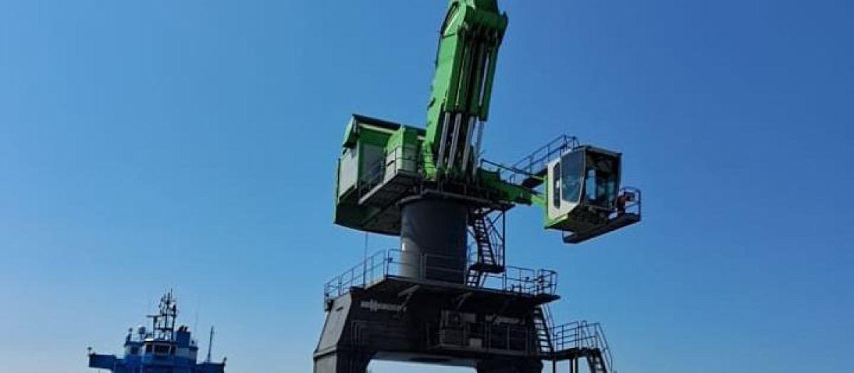 La grúa Senneboggen 895 E, en el puerto de Ferrol