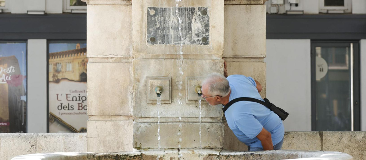 Imagen de archivo de un hombre bebiendo de una fuente en la Comunidad Valenciana