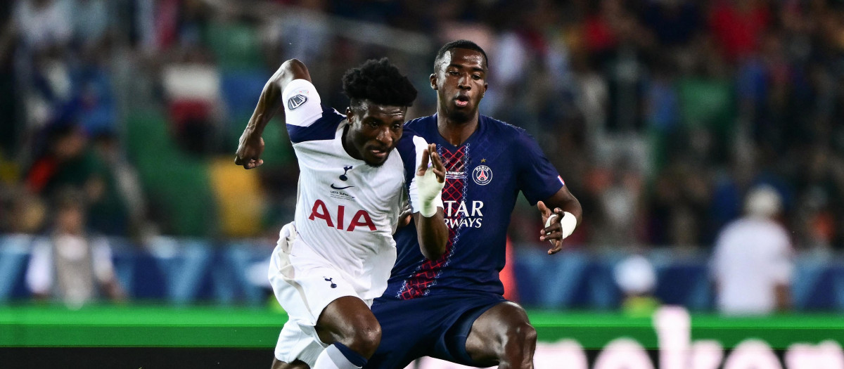 Kudus conduce un balón ante la presencia de Pacho