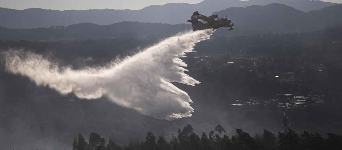 Un avión lanza agua sobre un incendio en Orense