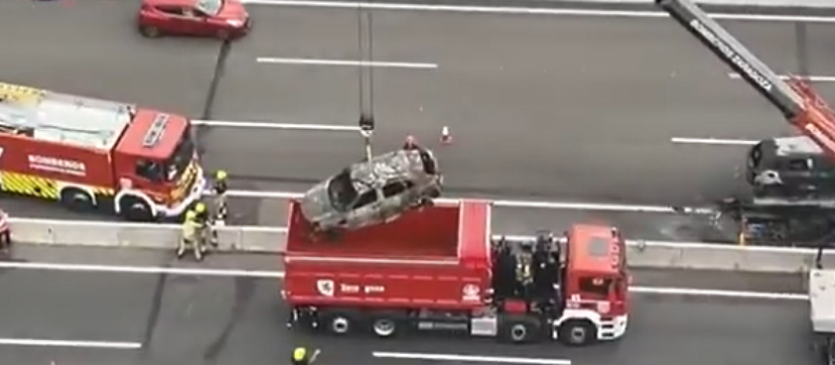 Los bomberos introducen el vehículo en plena autopista