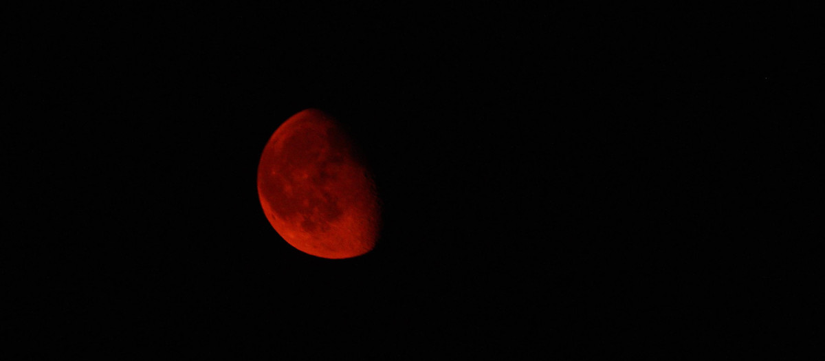 Luna roja sobre El Bierzo, en León