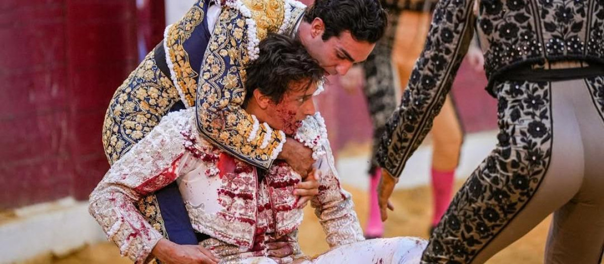 Roca Rey en Huesca, tras ser cogido por el toro de 'El Pilar'