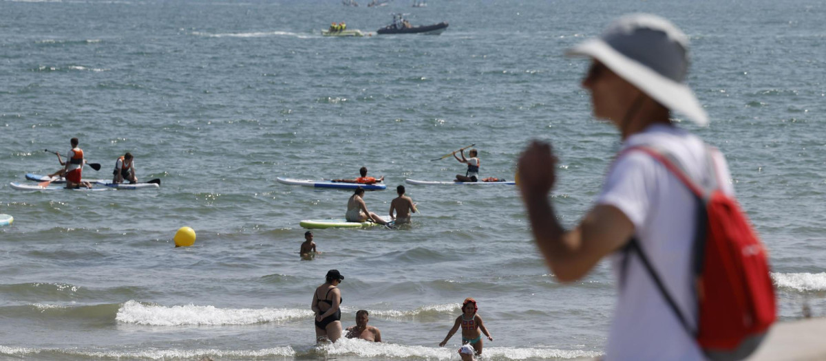 Imagen de archivo de un turista frente a la playa de Las Arenas, en Valencia