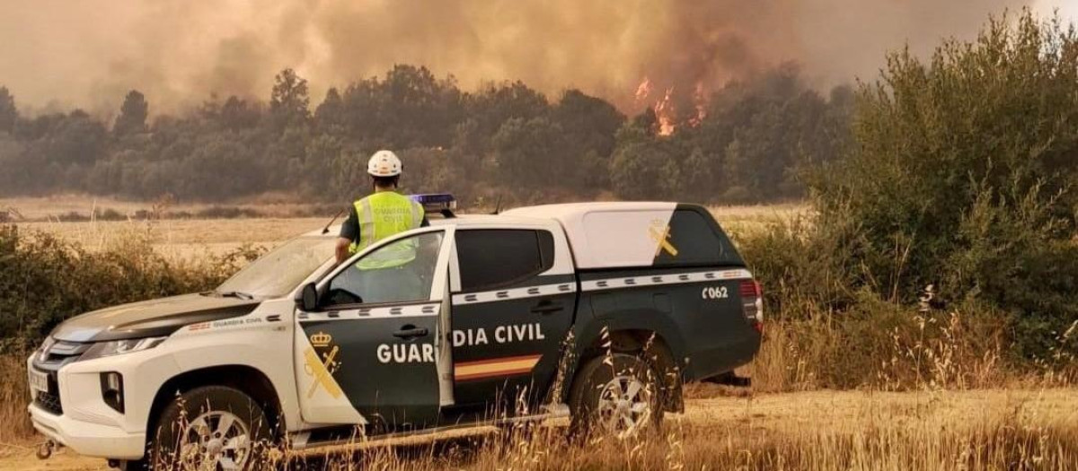 Un vehículo y un agente de la Guardia Civil en los incendios en Zamora