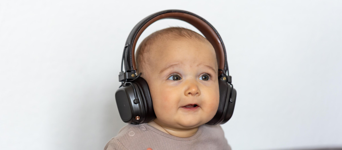 Un bebé escucha música en su casa