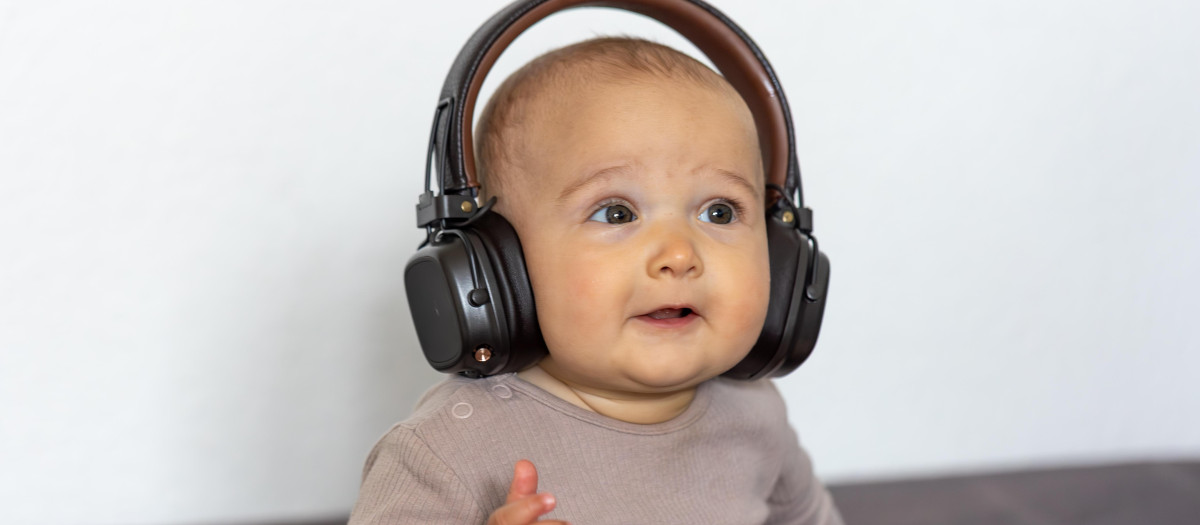 Un bebé escucha música en su casa
