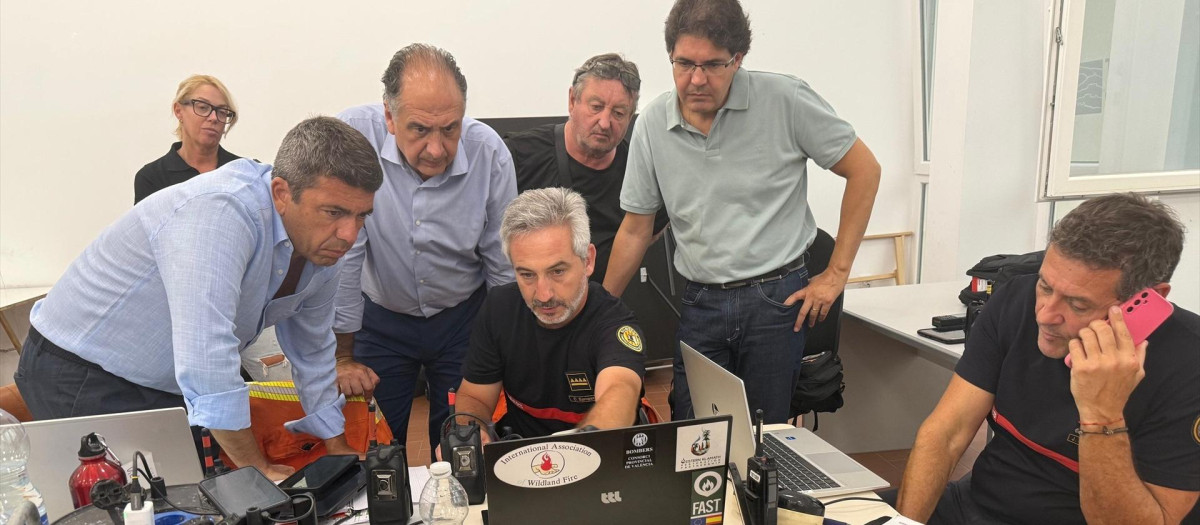 Imagen tomada este jueves de Carlos Mazón en el Puesto de Mando Avanzado siguiendo el incendio en Teresa de Cofrentes, Valencia