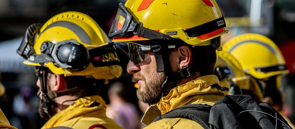 Varios bomberos forestales frente a la Conserjería de Medio Ambiente, Agricultura e Interior al anuncio del paro de la huelga