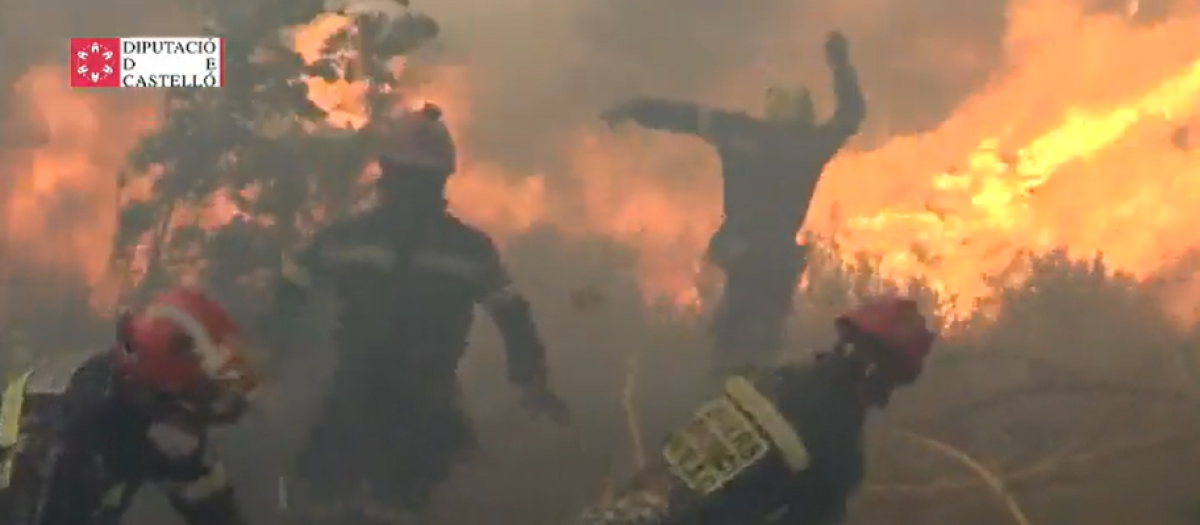 Imagen de archivo de bomberos luchando contra el fuego en Bejís, Castellón, en agosto de 2022