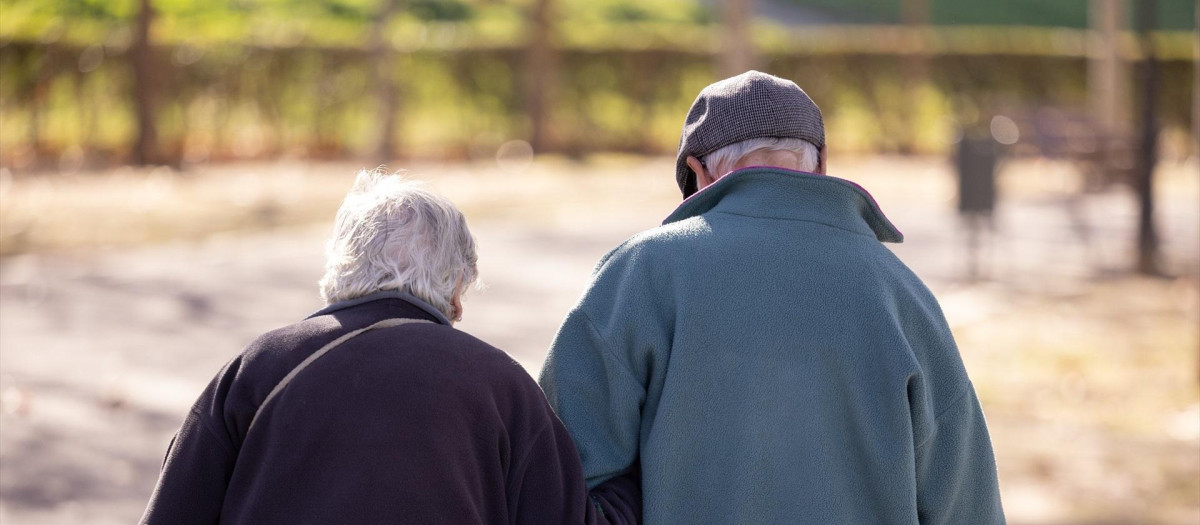 Dos jubilados pasean por Madrid.