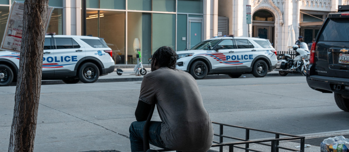 Una persona sin hogar frente a una estación de la Policía local en Washington DC