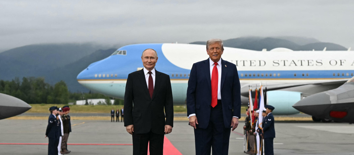 Vladimir Putin y Donald Trump en la base de la Fuerza Aérea de Elmendorf en Alaska