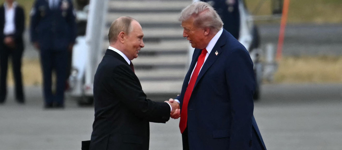 Vladimir Putin y Donald Trump en la base de la Fuerza Aérea de Elmendorf en Alaska