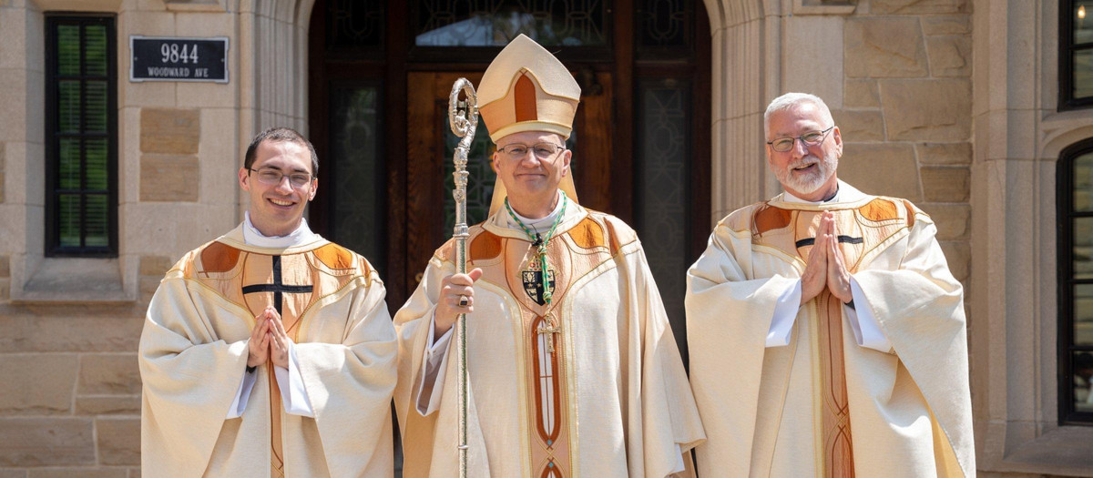 El Arzobispo Edward J. Weisenburger ordenó sacerdotes al P. Benjamin Schroder, de 26 años (izquierda), y al P. Pat Bruen, de 67 años (derecha), para la Arquidiócesis de Detroit