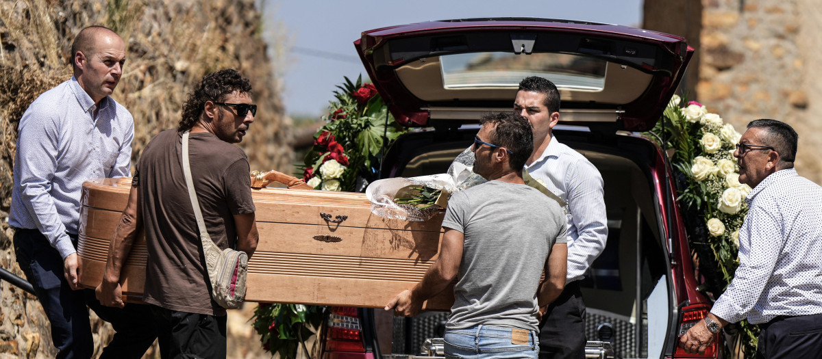 El féretro de Jaime Aparicio Vidales, vecino del municipio de Quintanilla de Florez fallecido en el incendio forestal de Molezuelas de Carballeda.